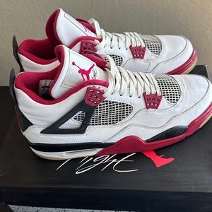 Air Jordan 4 Retro used peeling the sides please check the pictures for details.